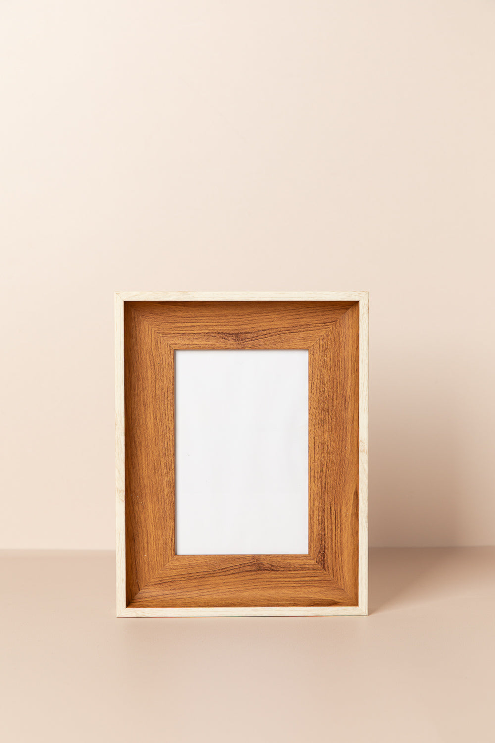 מסגרת עץ עבה לתמונה