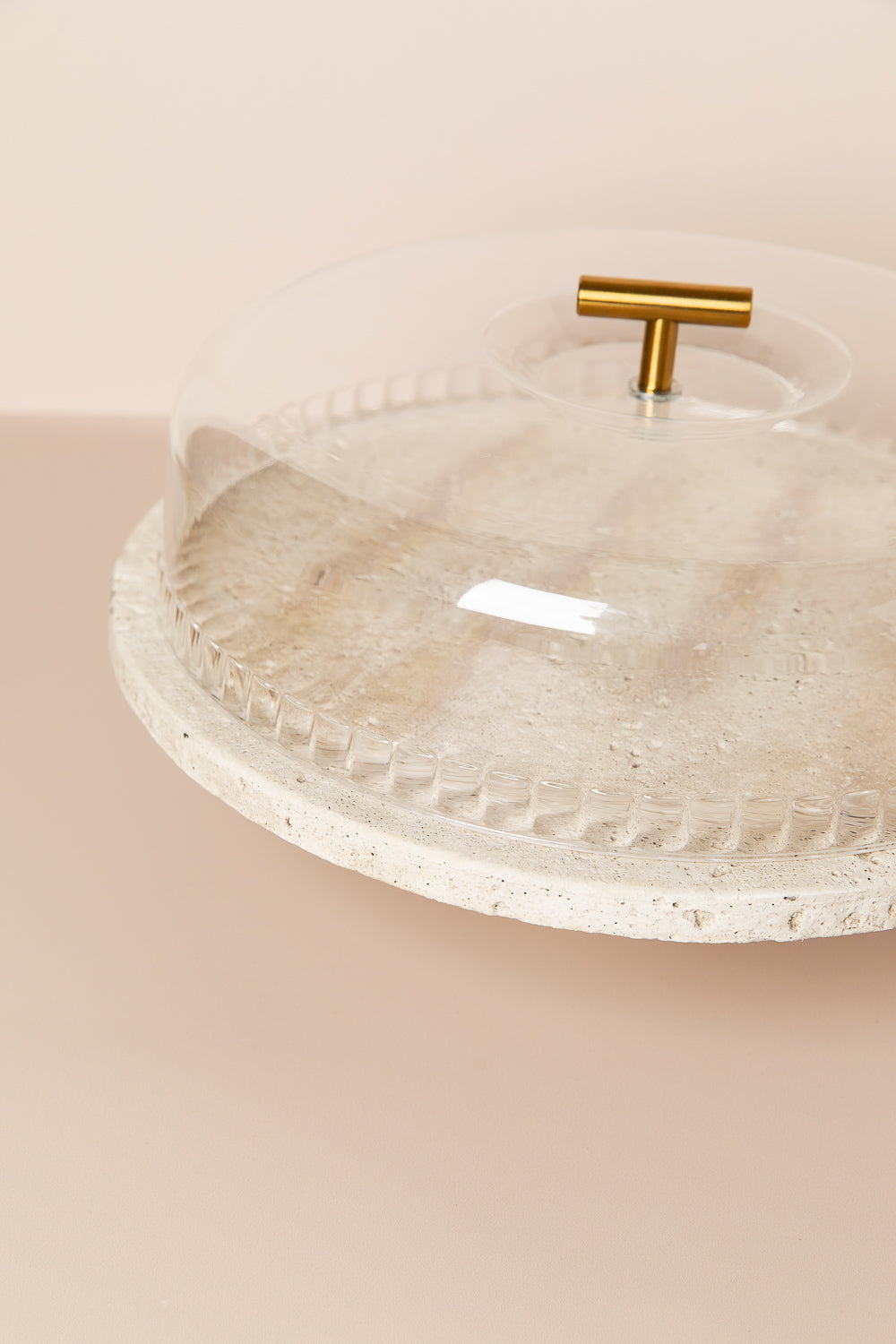 פעמון לעוגה על רגל- שיש וטרוורטין