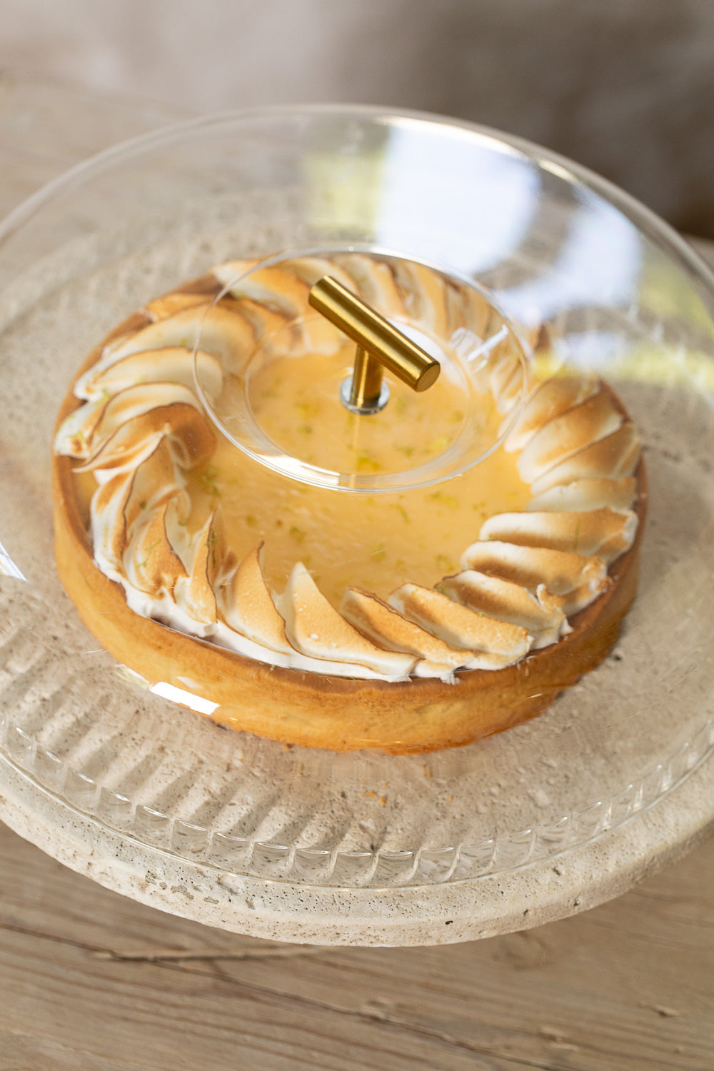 פעמון לעוגה על רגל- שיש וטרוורטין