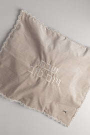 כ. חלה קטיפה זהב ומסגרת פנינים