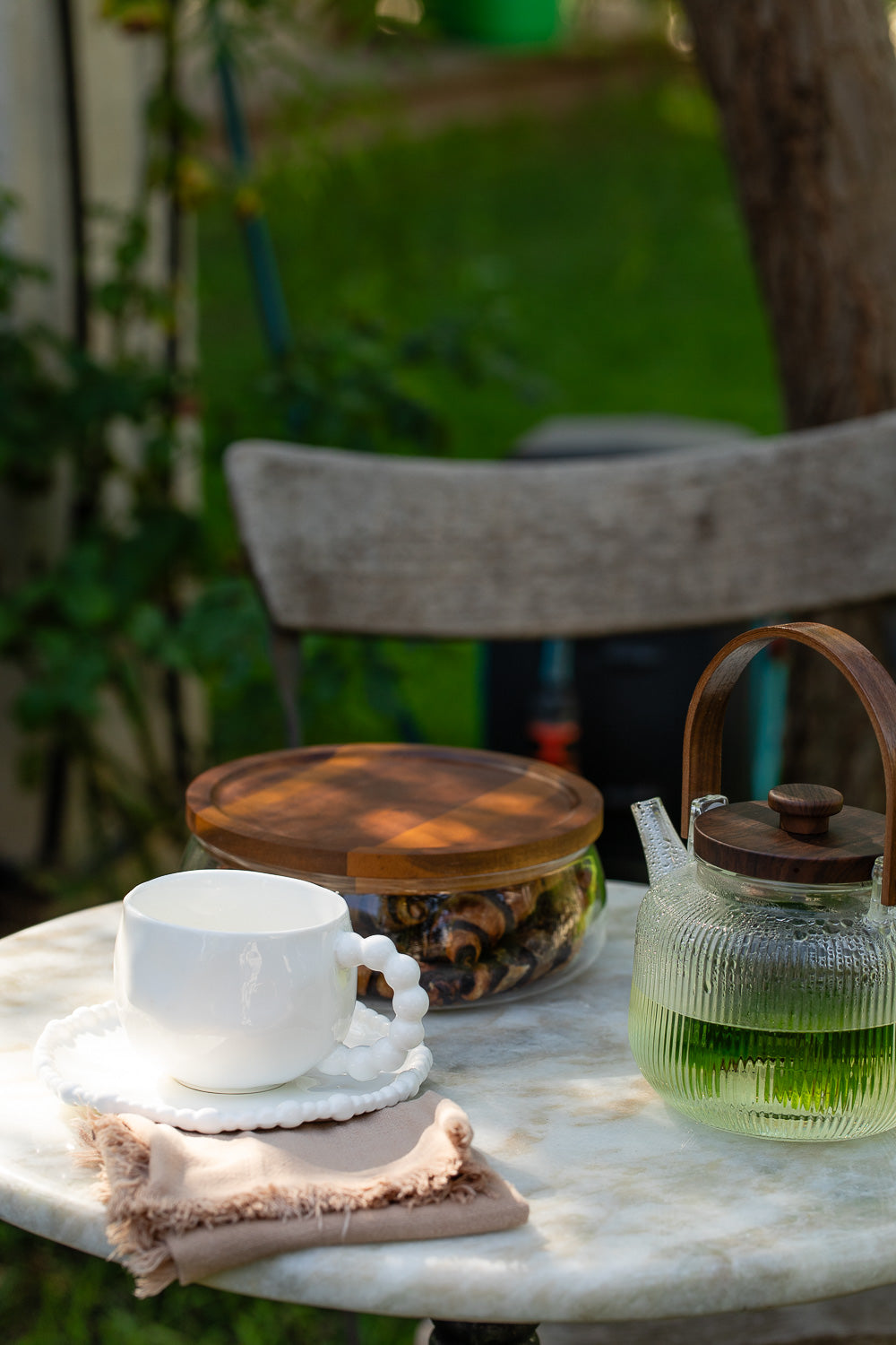 כוס קפה ותחתית פנינים