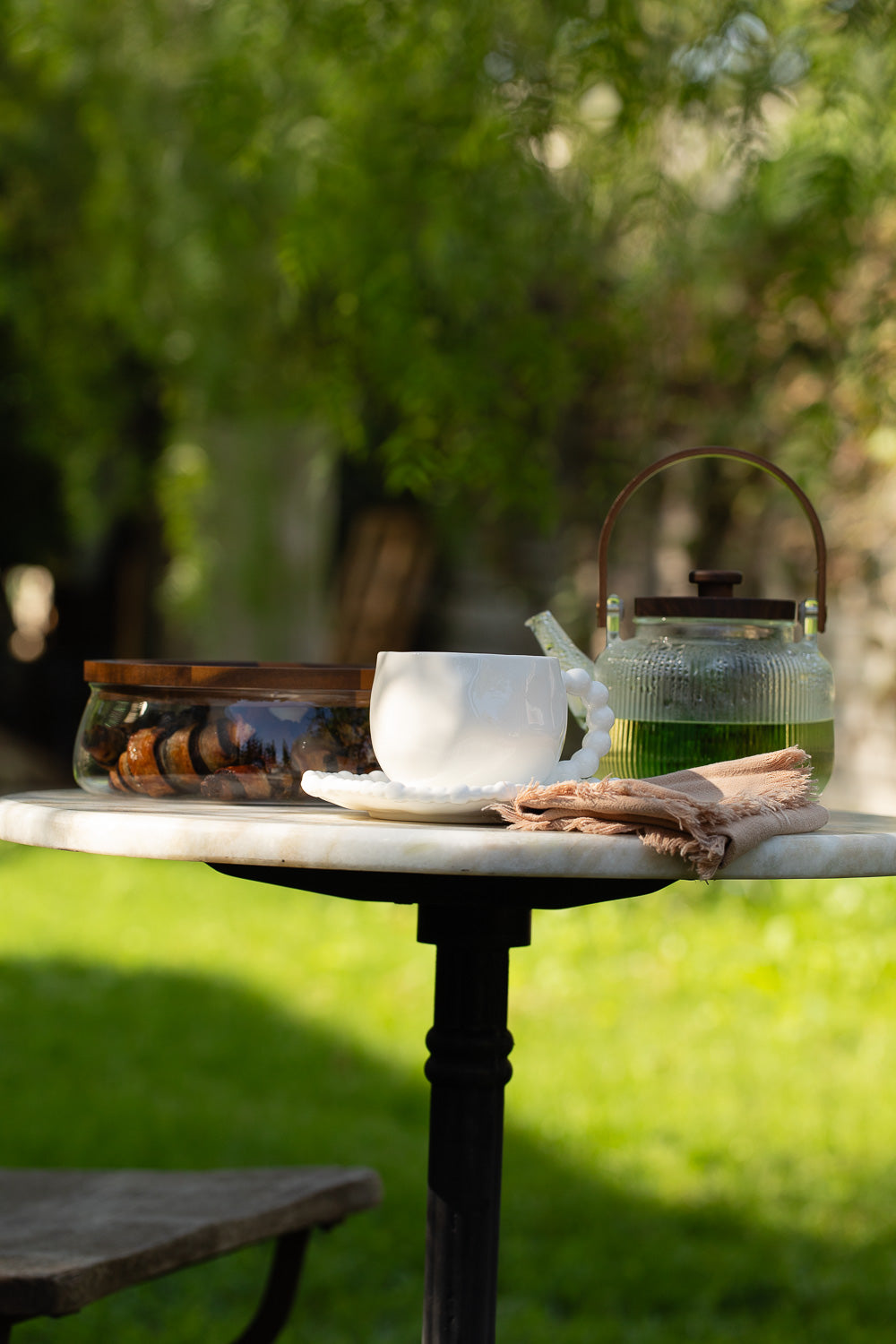 כוס קפה ותחתית פנינים