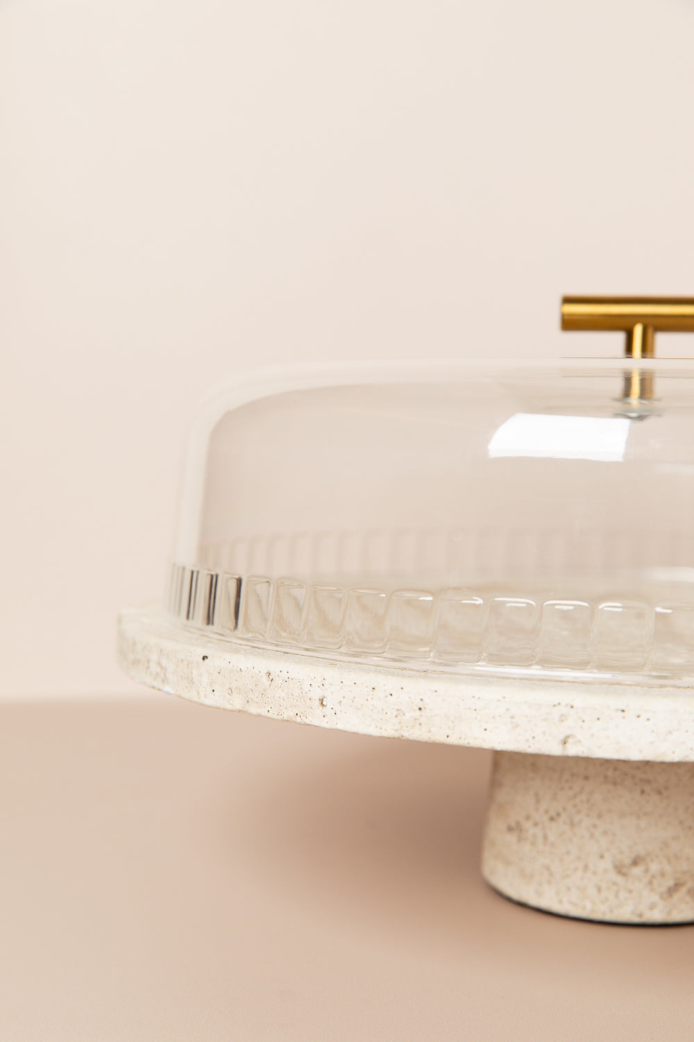 פעמון לעוגה על רגל- שיש וטרוורטין